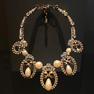 Collier haute joaillerie en or jaune, perles et diamants - Maison DIOR