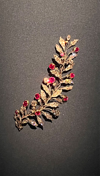 Broche joyau dynastiques rubis feuilles