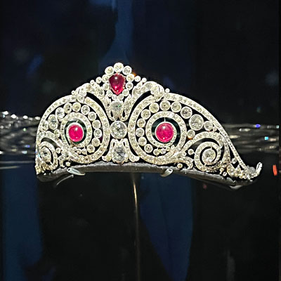 expo couronne rubis diamants joyaux dynastiques