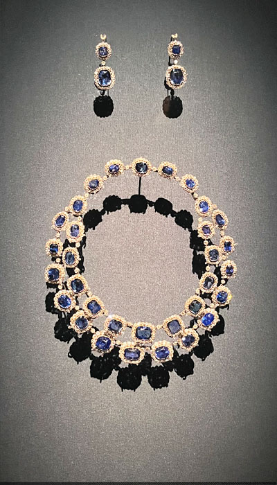 expo collier saphir diamants joyaux dynastiques