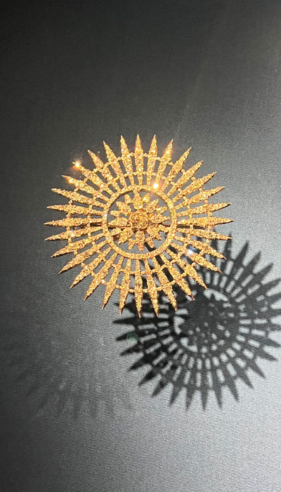 expo broche or soleil joyaux dynastiques